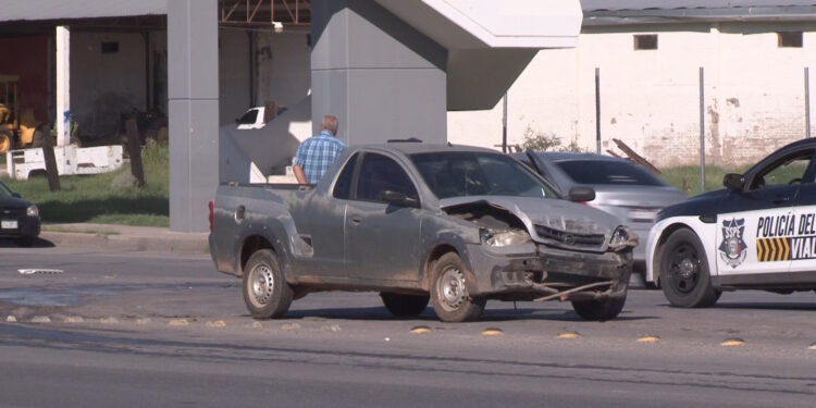 Mujer lesionada en choque frontal en el periférico R. Almada
