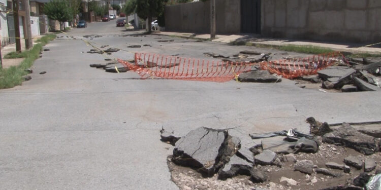 Vecinos exigen reparación de cruce dañado en la colonia Panorámico