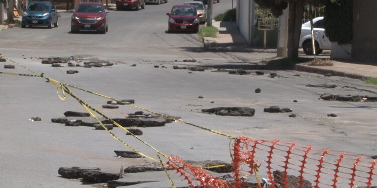 Vecinos exigen reparación de cruce dañado en la colonia Panorámico