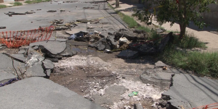 Vecinos exigen reparación de cruce dañado en la colonia Panorámico