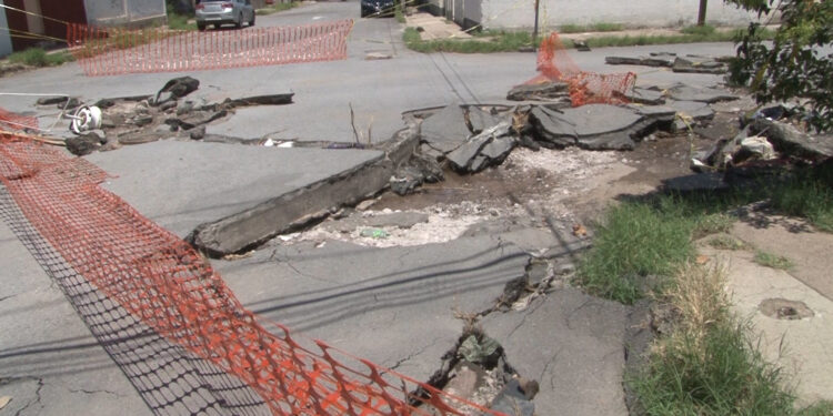 Vecinos exigen reparación de cruce dañado en la colonia Panorámico