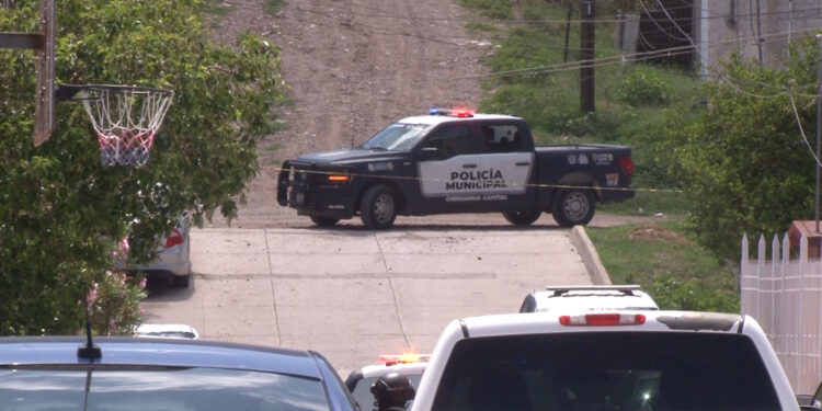 Hombre se atrinchera tras amenazar a su pareja