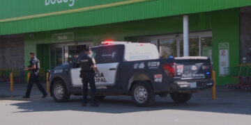 Detienen a mujer por robo en Bodega Aurrerá al norte de la ciudad