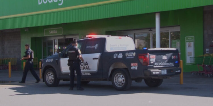 Detienen a mujer por robo en Bodega Aurrerá al norte de la ciudad