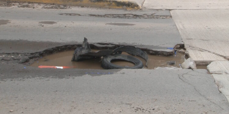Lluvias causan baches peligrosos en calles de la capital