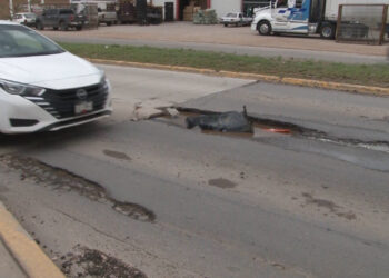 Lluvias causan baches peligrosos en calles de la capital