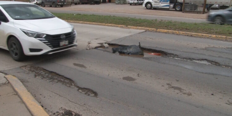 Lluvias causan baches peligrosos en calles de la capital