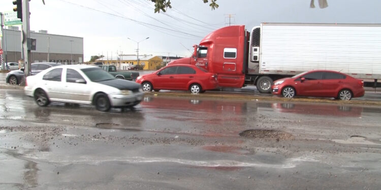 Lluvias causan baches peligrosos en calles de la capital