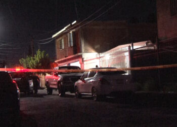 Balean dos vehículos en la colonia Villa Nueva