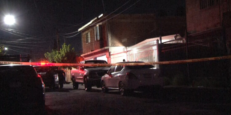 Balean dos vehículos en la colonia Villa Nueva