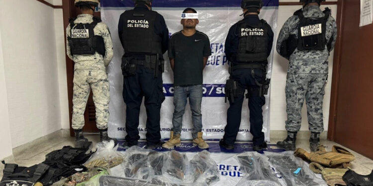 Detienen a hombre con arsenal en carretera Ojinaga-Coyame