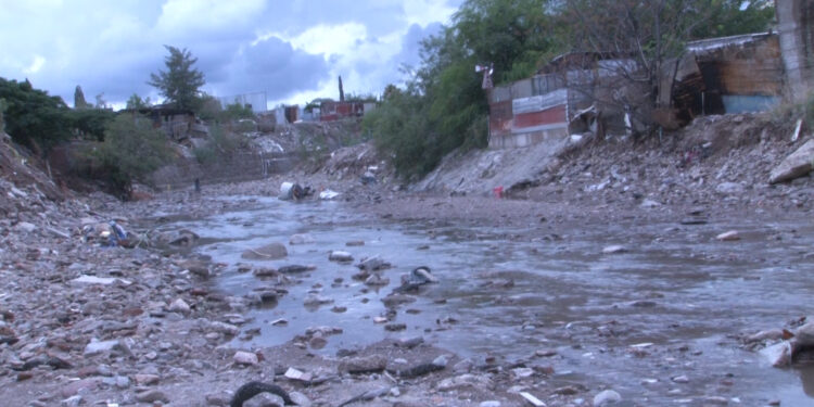 Vecinos de la colonia CDP temen colapso de sus viviendas