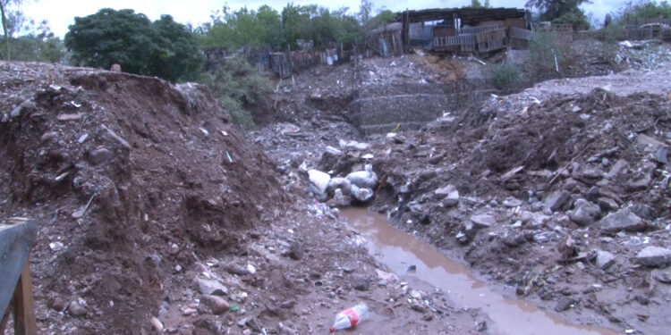 Vecinos de la colonia CDP temen colapso de sus viviendas
