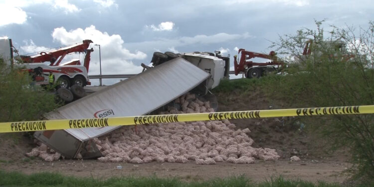 Vuelca tráiler con carga de cebolla en el puente Caracol de Delicias