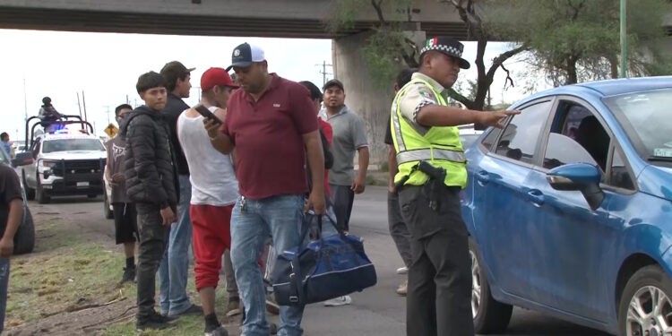 Vuelca tráiler con carga de cebolla en el puente Caracol de Delicias