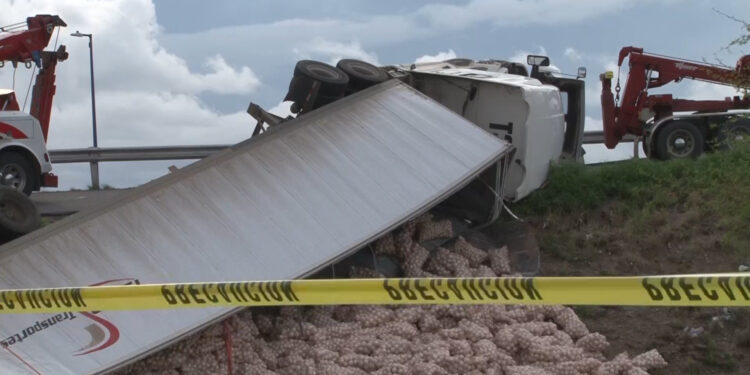 Vuelca tráiler con carga de cebolla en el puente Caracol de Delicias