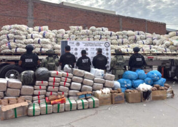 Detienen a dos sujetos con droga oculta en costales de cebolla