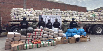 Detienen a dos sujetos con droga oculta en costales de cebolla