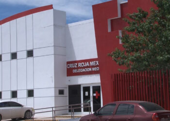 Muere persona dentro de camioneta en Cruz Roja de Meoqui