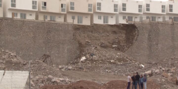 Evacuan a 32 familias por riesgo de derrumbe en Monte Xenit