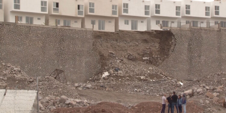 Evacuan a 32 familias por riesgo de derrumbe en Monte Xenit