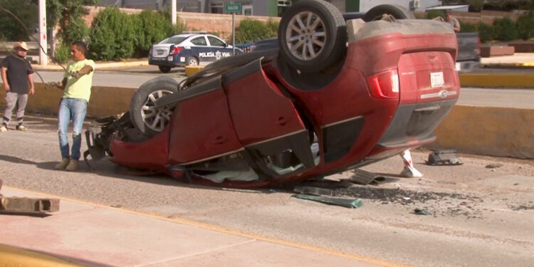 Mujer queda inconsciente tras volcadura en calles de Cuauhtémoc