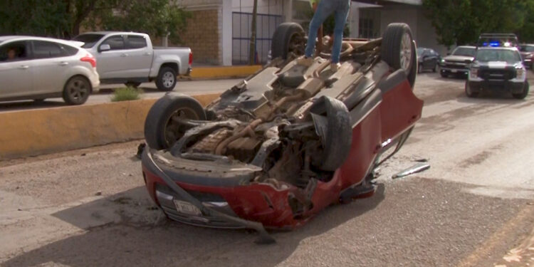 Mujer queda inconsciente tras volcadura en calles de Cuauhtémoc