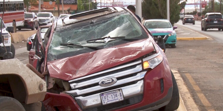 Mujer queda inconsciente tras volcadura en calles de Cuauhtémoc