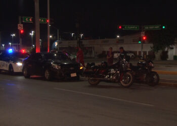Conductora omite luz roja y se impacta contra motociclistas en la Fuentes Mares