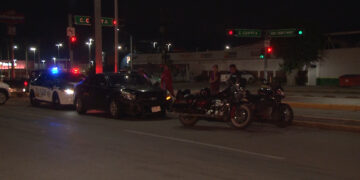 Conductora omite luz roja y se impacta contra motociclistas en la Fuentes Mares