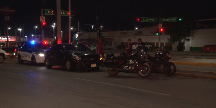 Conductora omite luz roja y se impacta contra motociclistas en la Fuentes Mares