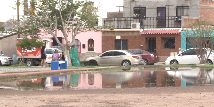 Arroyo de agua tratada se desborda en la colonia La Galera