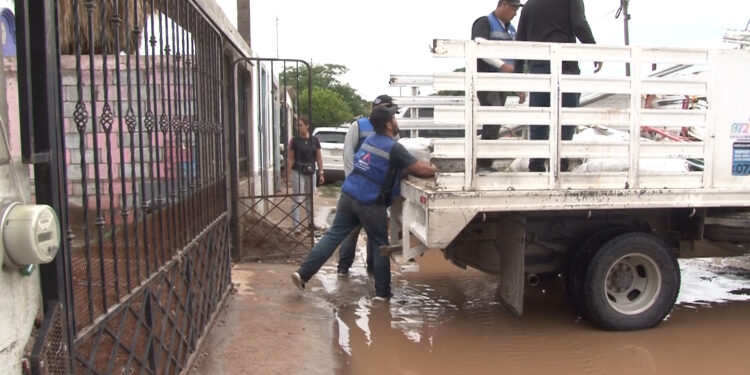 Arroyo de agua tratada se desborda en la colonia La Galera