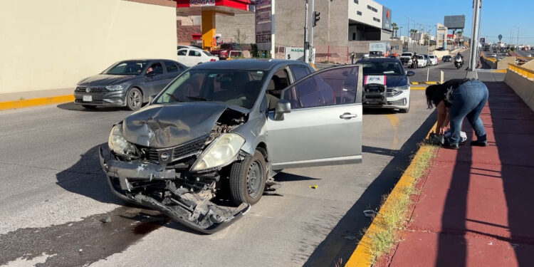 Choque entre dos vehículos deja una persona lesionada