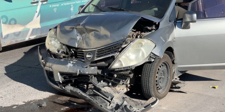 Choque entre dos vehículos deja una persona lesionada