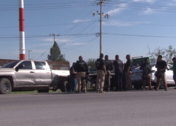 Choca contra unidad de la AEI al perder el control