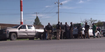 Choca contra unidad de la AEI al perder el control