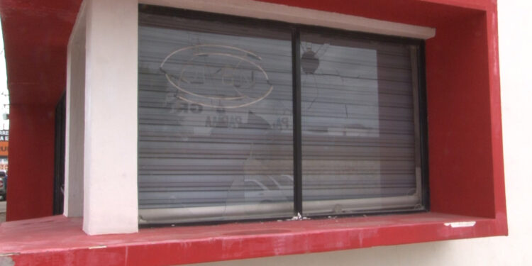 Empleados de licorería atracada exigen mayor seguridad