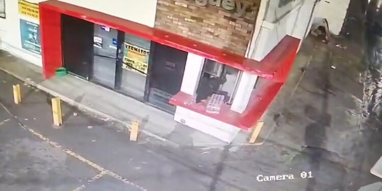 Irrumpe en licorería para robar cervezas en Fuentes Mares