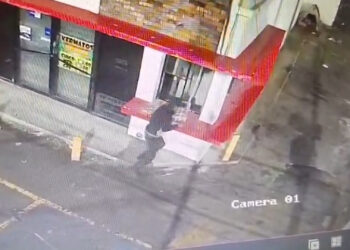 Irrumpe en licorería para robar cervezas en Fuentes Mares