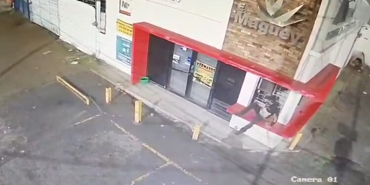 Irrumpe en licorería para robar cervezas en Fuentes Mares