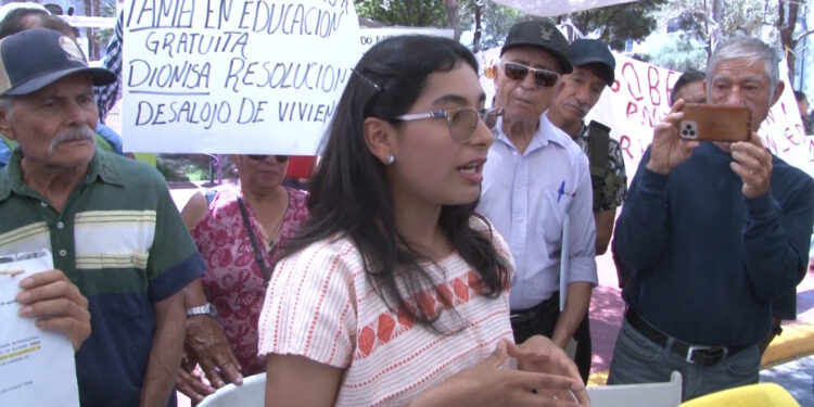 Apoyan a estudiante que acusa a la UACH de impedirle seguir estudiando