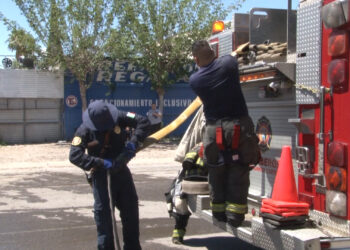 Fuego arrasa refaccionaria en colonia Granjas