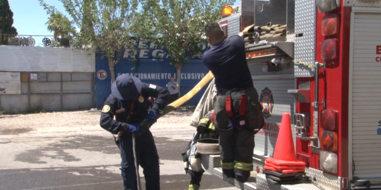 Fuego arrasa refaccionaria en colonia Granjas
