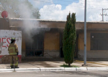 Incendio consume casa en Cuauhtémoc; dueña se salva por ir al médico