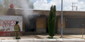 Incendio consume casa en Cuauhtémoc; dueña se salva por ir al médico