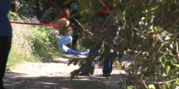 Localizan cuerpo de un hombre con heridas en el cuello al sur de la ciudad