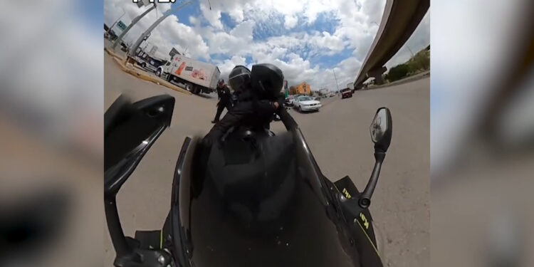 En persecución detienen a motociclista por exceso de velocidad