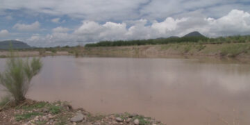 Río San Pedro en Rosales aumenta su caudal tras fuertes lluvias