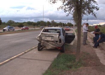 Colisionan tres autos en la Vialidad Sacramento